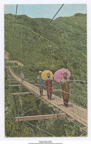 霧社附近打著陽傘過橋的婦女