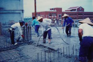 1997年5月2日第二宿舍樓頂施工