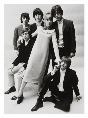 名模Patti Boyd 穿著瑪莉官服裝被滾石合唱團成員圍繞 
