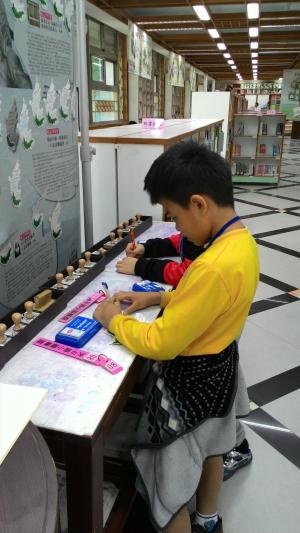 永平國小生命之河巡迴展於校內圖書館展出， 同學們寫生命之河卡