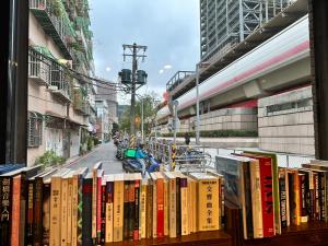 位在士林捷運站旁邊的胡思書店