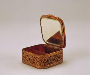 清中期　銅鍍金刻花鑲瑪瑙委角形粉盒