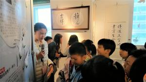王禹心同學為二年十五班的學弟妹導覽生命之河巡迴展
