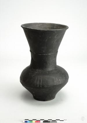 黑陶瓶形器
