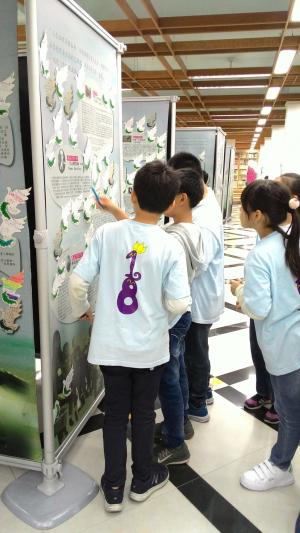 生命之河第十八站於永平國小圖書館展出，該校進行教學活動