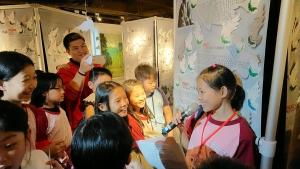 五年十六班劉玠彤導覽員為五年十六班的同學導覽生命之河巡迴展