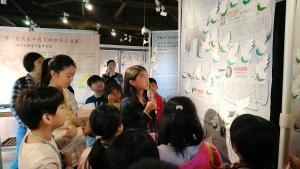 古小湘同學為二年十五班學弟妹導覽生命之河巡迴展