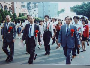 1993年9月15日蘇進安創辦人與林邦充第一屆校長迎接首屆入學生
