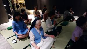 羅麥瑞修女、簡秀雯老師與來賓們在「放空室」體驗靜坐