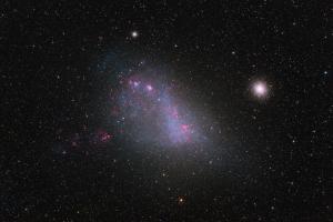 <a href="https://plaza.openmuseum.tw/muse/digi_object/8e712264b9172bebeeae87a70cc20681" target="_blank">Small Magellanic Cloud and 47 Tuc</a>