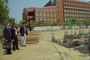 2002年3月7日視察第三教學大樓地基工程
