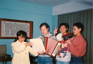 1992年在淡水聖本篤修院，宗教系第一屆的迎新宿營，陸達誠神父彈奏手風琴。