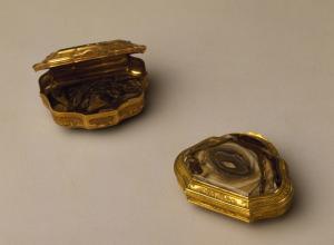 清中期 銅鍍金刻花鑲瑪瑙委角形粉盒